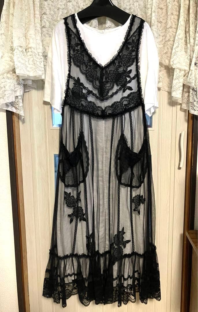 さえらピアリマーマの黒レースエプロンドレス