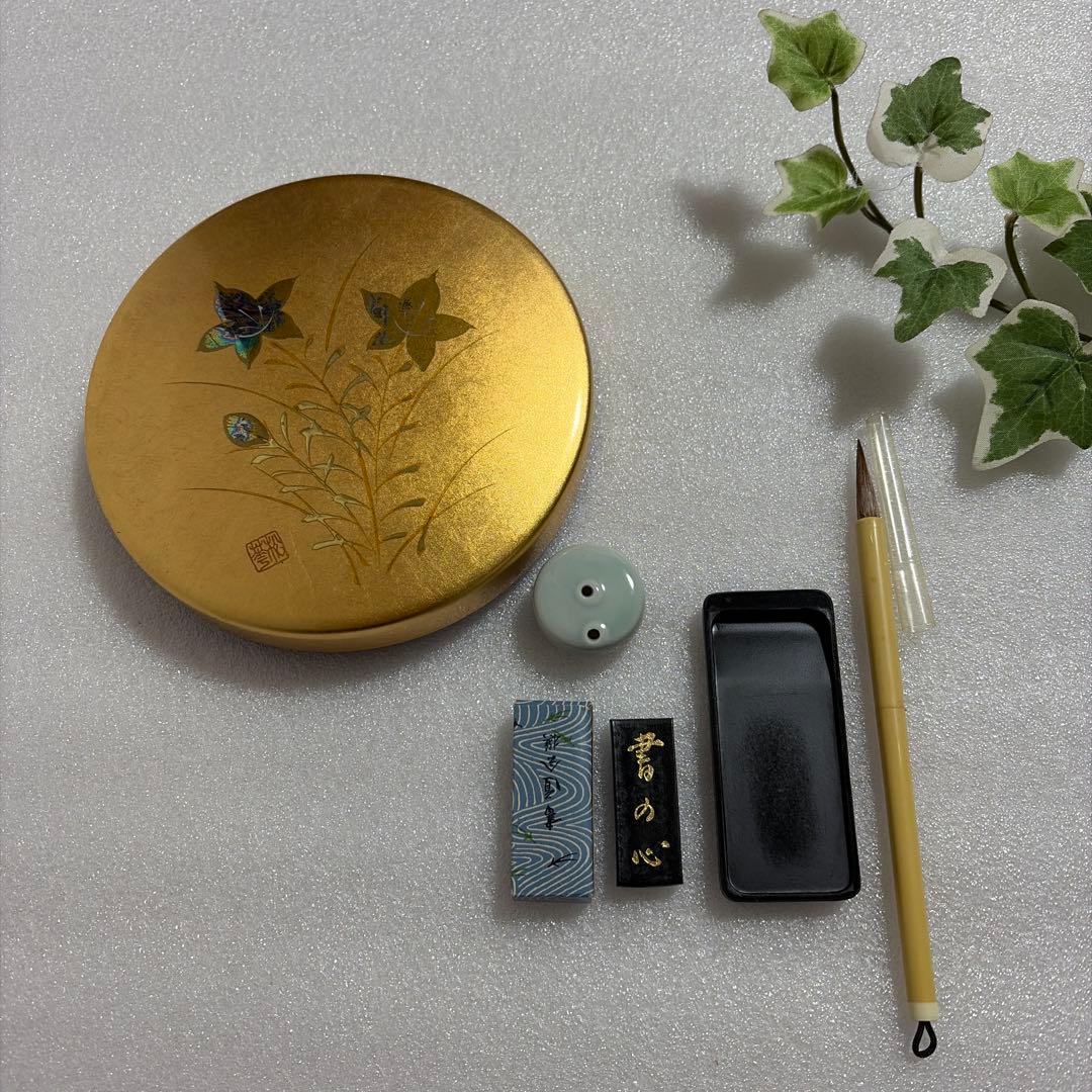 未使用 ミニ書道セット 丸硯箱 墨、硯、筆、水滴 金箔工芸品 桔梗