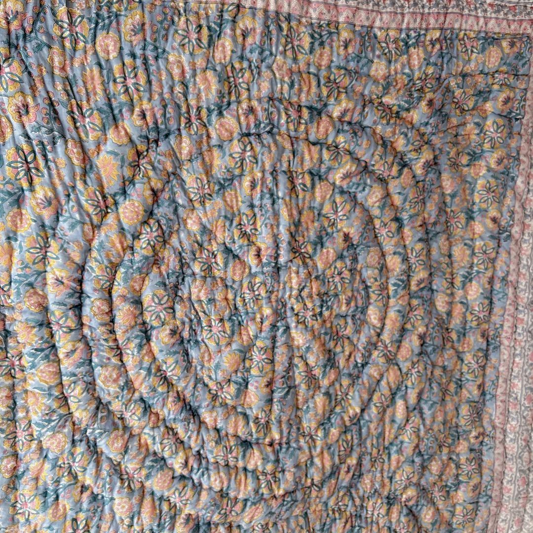 未使用※インド ブロックプリント 中綿入りキルト ベビーブルー　マルチカバーラグ