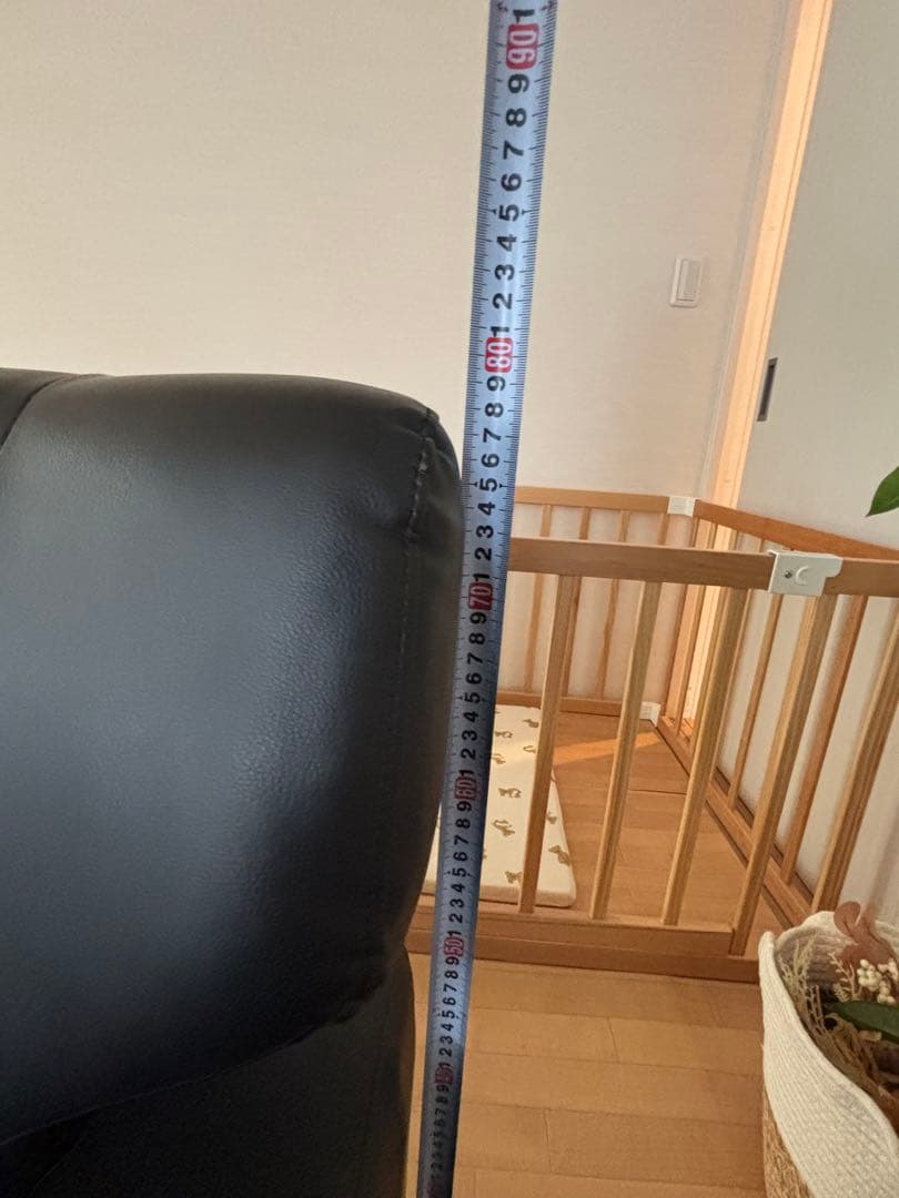 ベンチソファ　黒い合成皮革の背もたれ付きベンチ