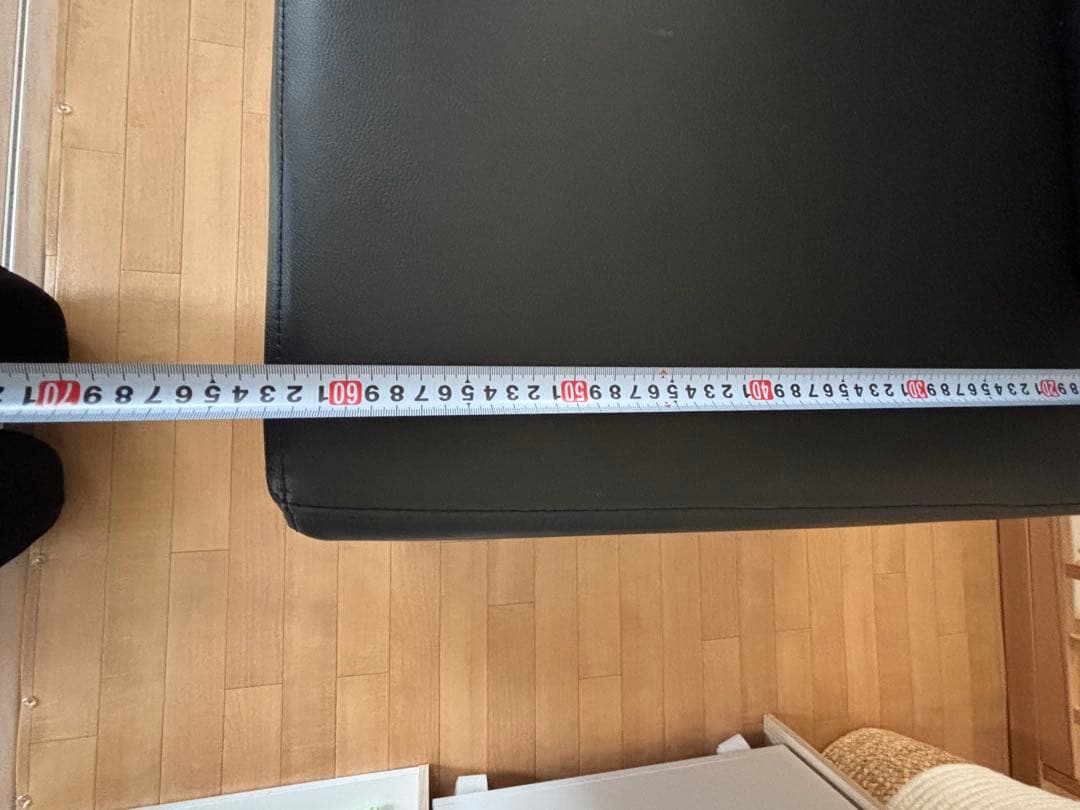 ベンチソファ　黒い合成皮革の背もたれ付きベンチ