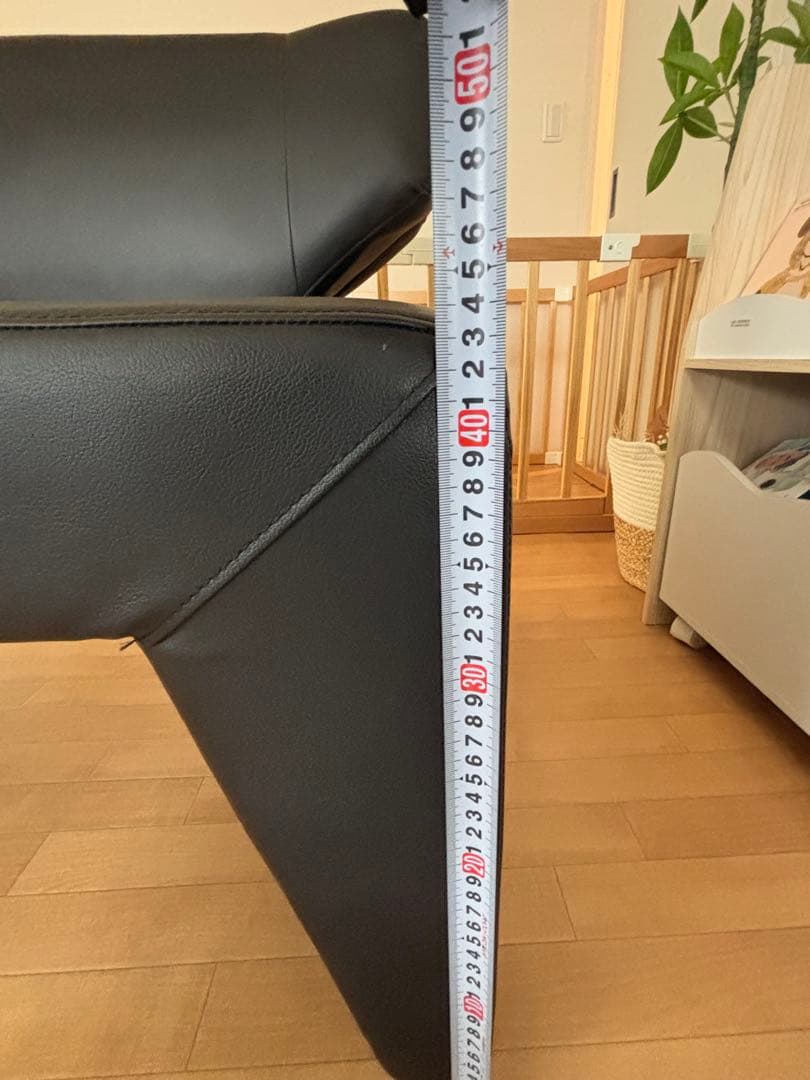 ベンチソファ　黒い合成皮革の背もたれ付きベンチ