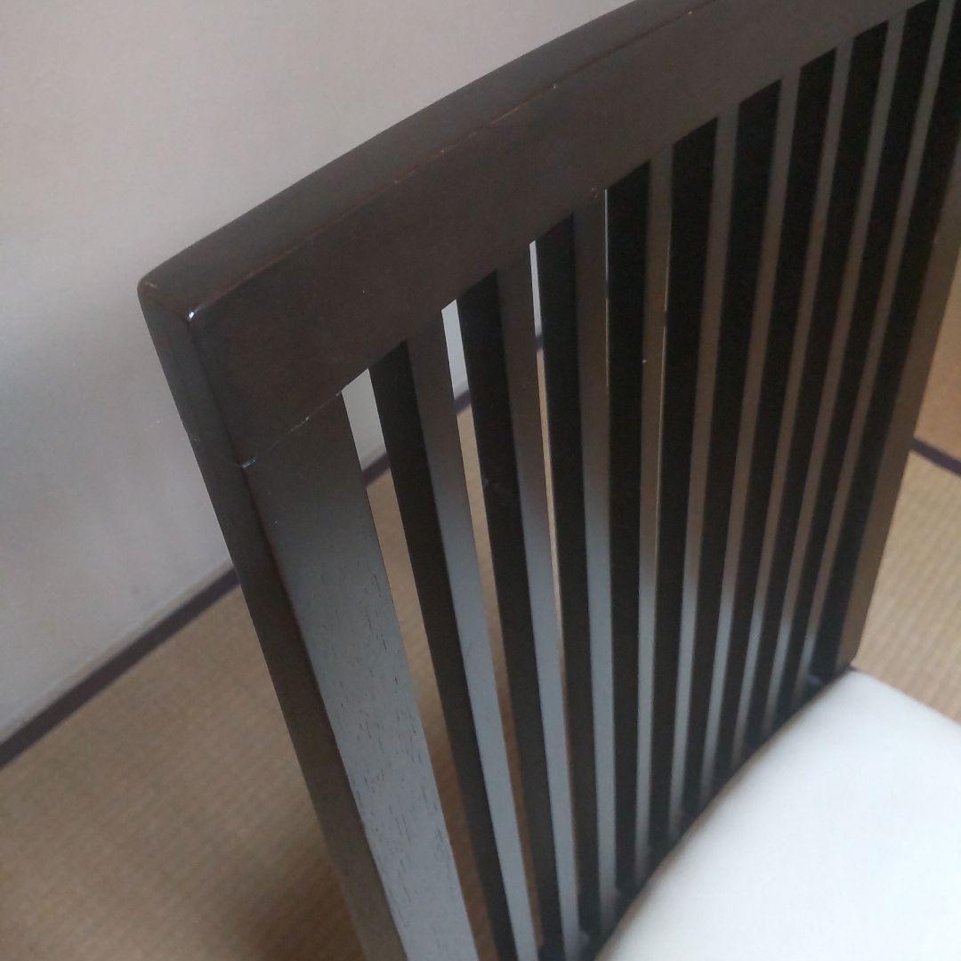 モダンなスラットバック木製椅子④