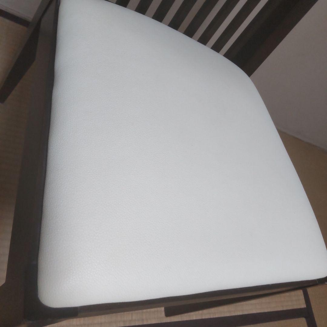 モダンなスラットバック木製椅子④