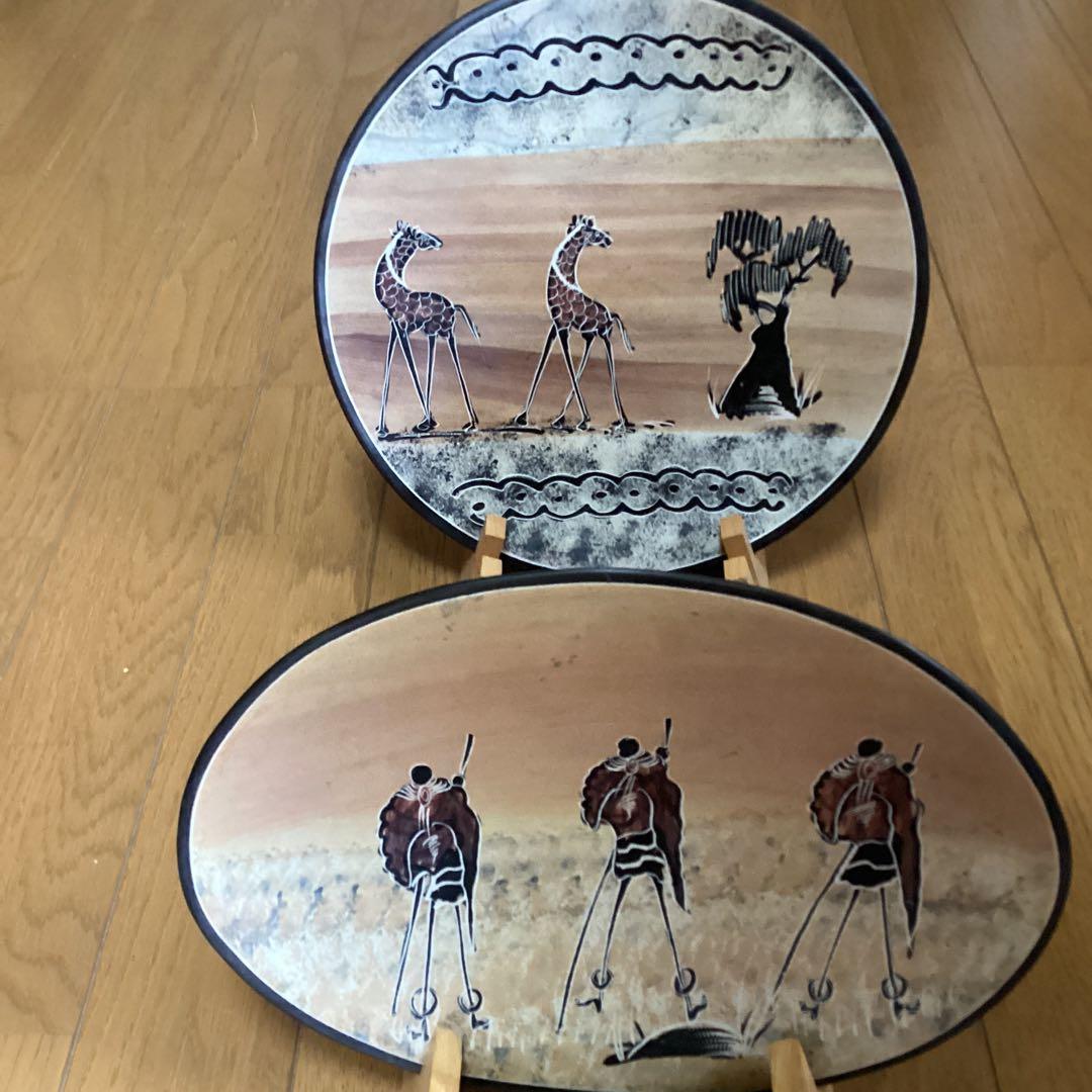 アフリカ　ケニアのソープストーン絵皿　二枚　《キリン・マサイ族》　手造り絵皿