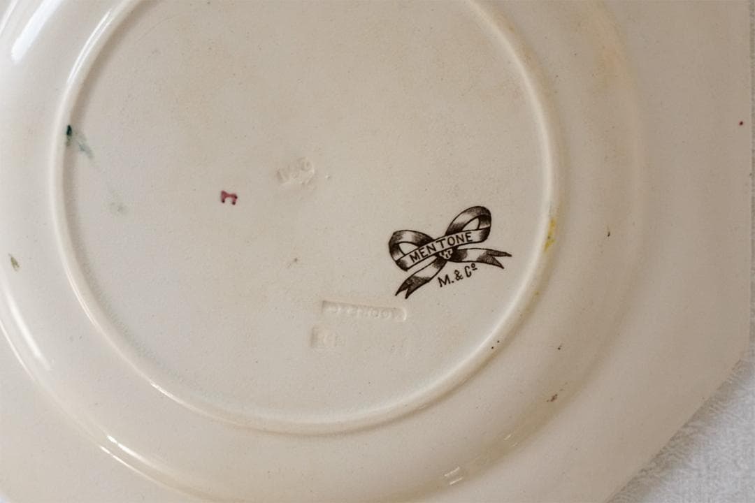 イギリスアンティーク　ボタニカル柄　オクトゴナル　プレート　22.1cm　B