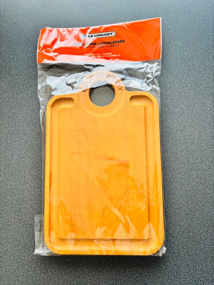 （新品）ルクルーゼ　カッティングボード　・ラウンドトリベット・ウッドボード