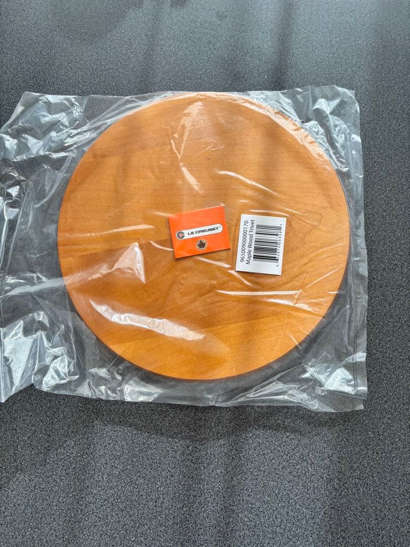 （新品）ルクルーゼ　カッティングボード　・ラウンドトリベット・ウッドボード