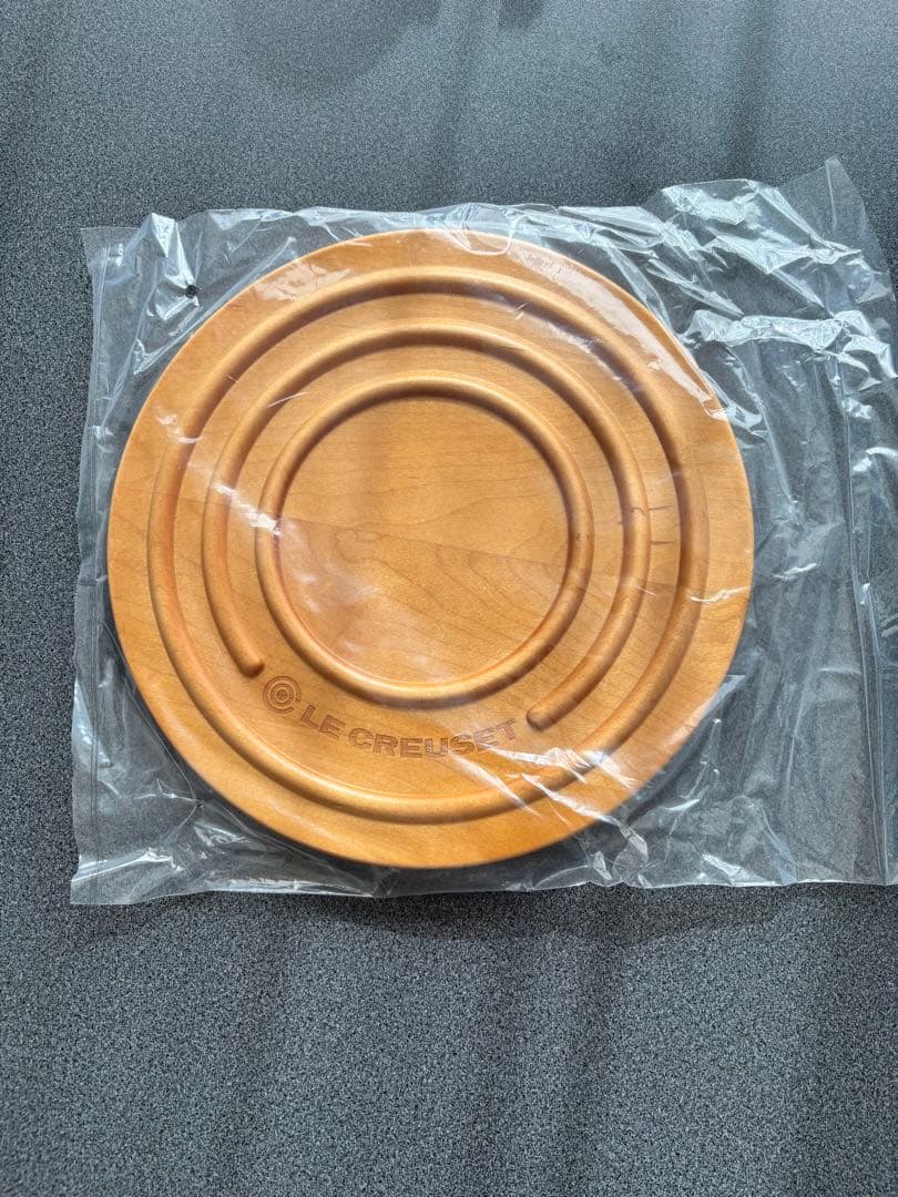 （新品）ルクルーゼ　カッティングボード　・ラウンドトリベット・ウッドボード