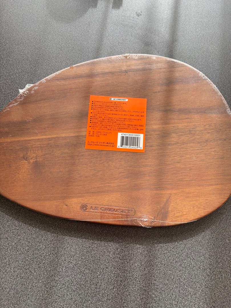 （新品）ルクルーゼ　カッティングボード　・ラウンドトリベット・ウッドボード