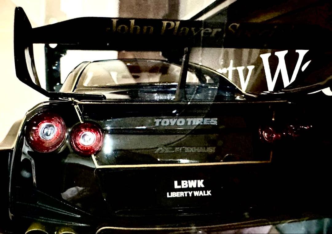 Liberty Walk JPS 1/18リバティーウォーク GT-R ミニカー
