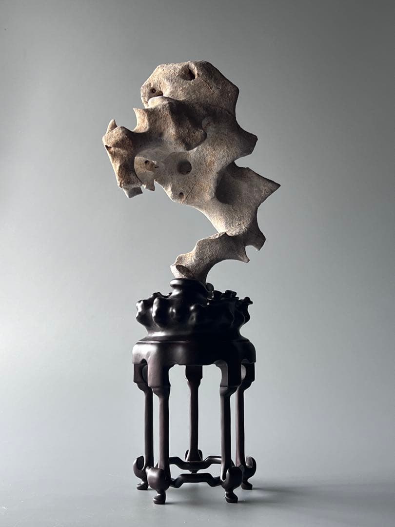 「清影」　天然石　太湖石　玲瓏石　鑑賞石　飾り石　中国美術　置物　水石　黑檀台座