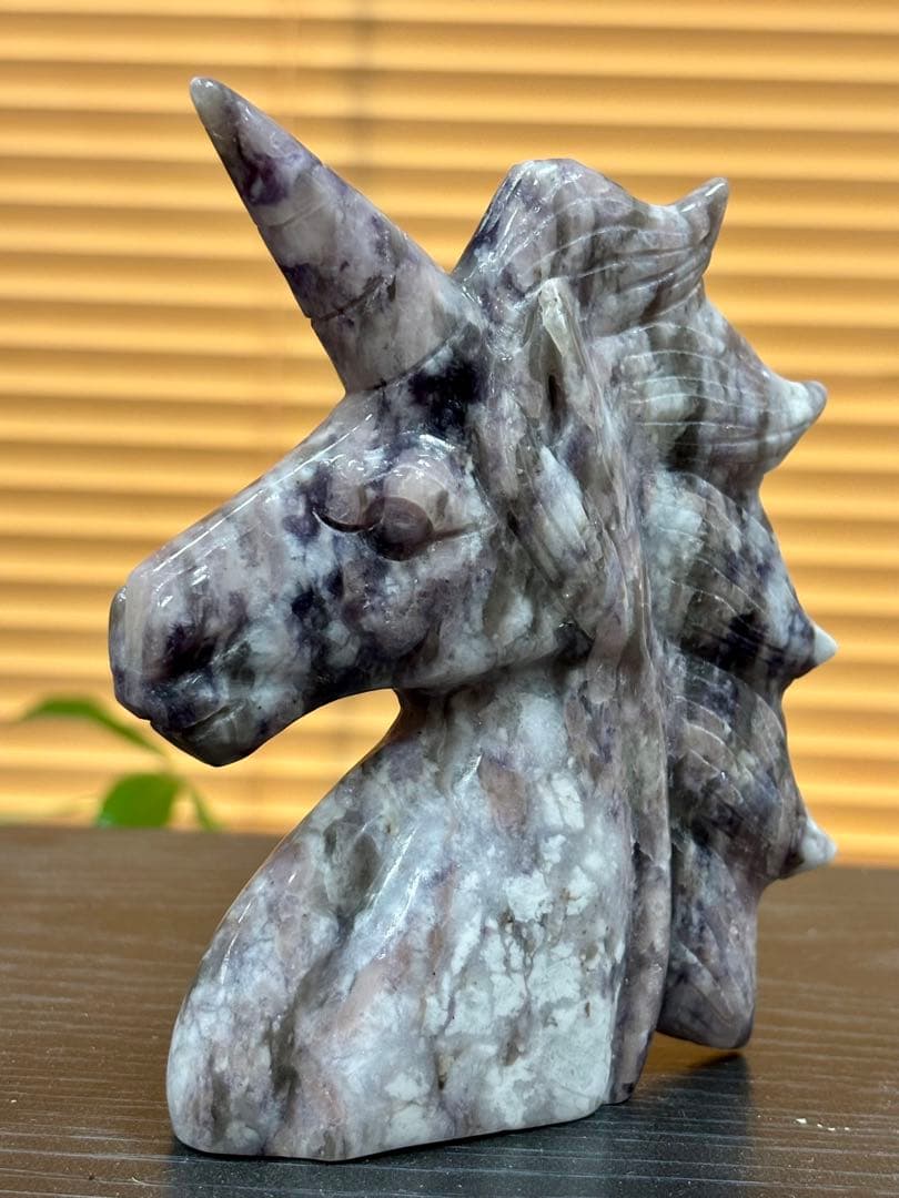 梅花トルマリン　ユニコーンのカービング　436g この石のカービングはレア