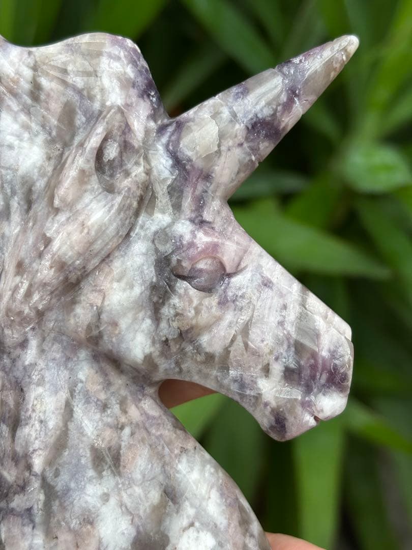 梅花トルマリン　ユニコーンのカービング　436g この石のカービングはレア