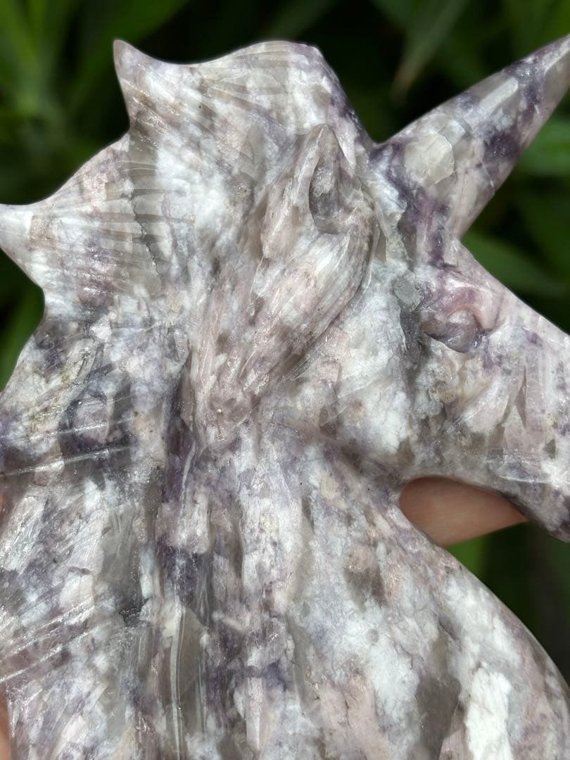 梅花トルマリン　ユニコーンのカービング　436g この石のカービングはレア