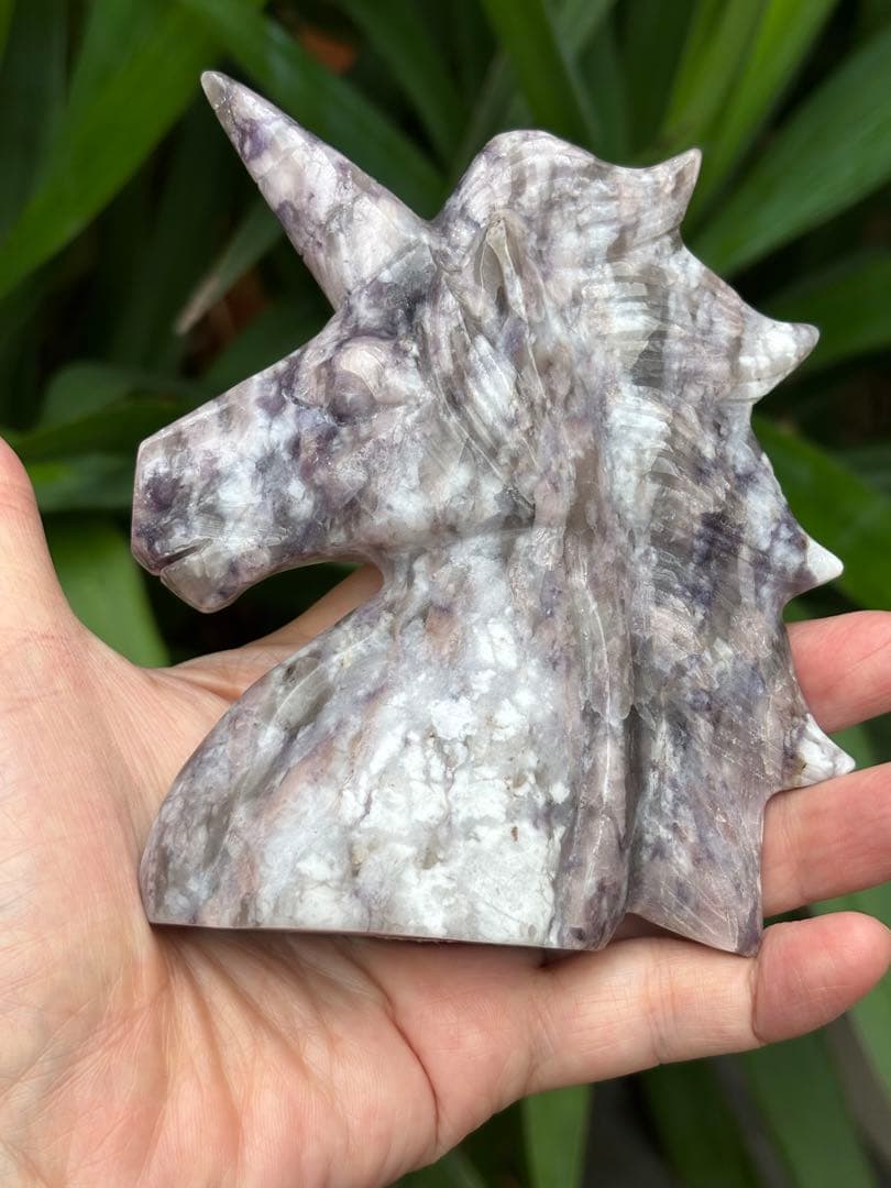 梅花トルマリン　ユニコーンのカービング　436g この石のカービングはレア