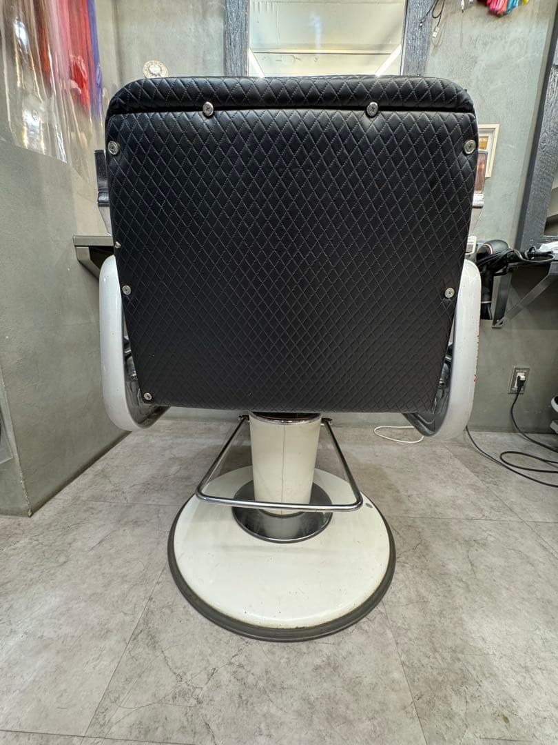 タカラベルモント　美容室用黒いチェア アームレスト付き