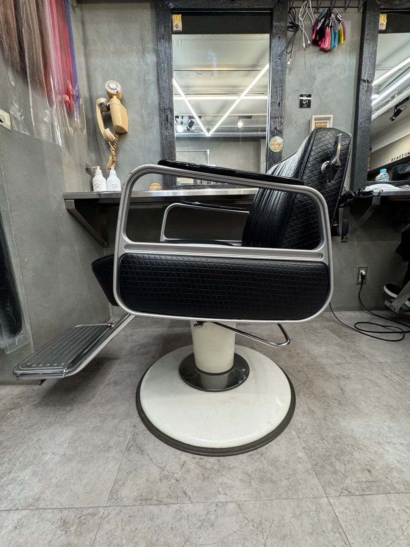 タカラベルモント　美容室用黒いチェア アームレスト付き
