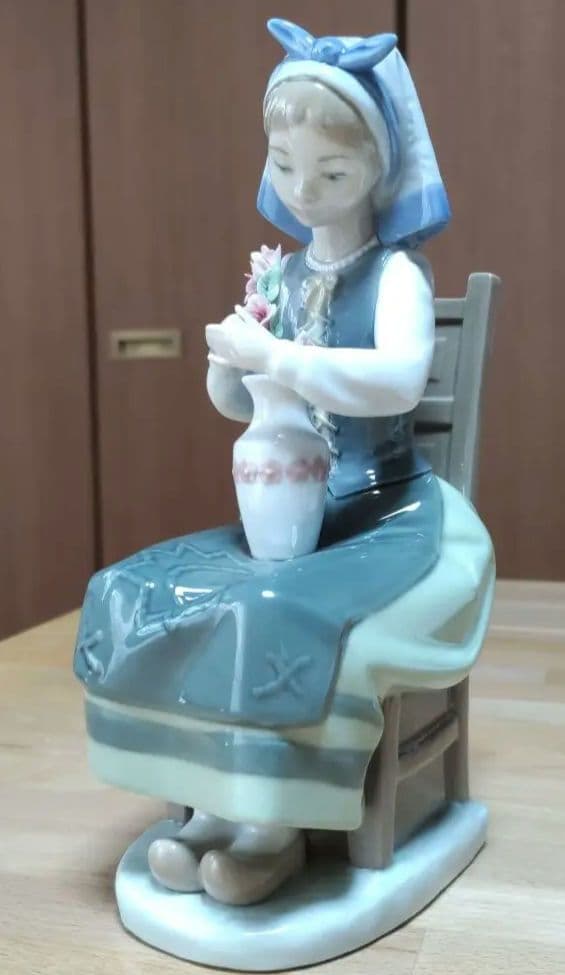 リャドロ、椅子に座る少女、スペイン製