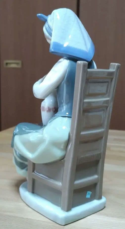 リャドロ、椅子に座る少女、スペイン製