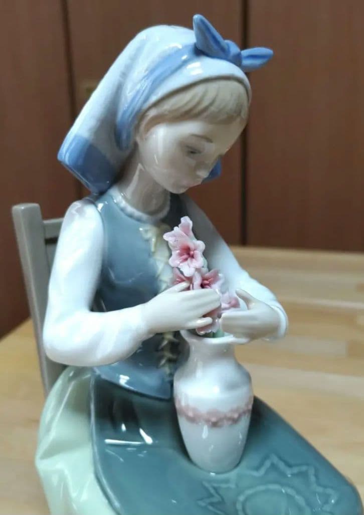 リャドロ、椅子に座る少女、スペイン製