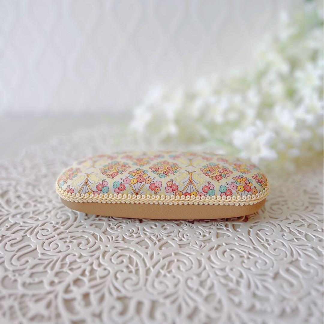 パステルカラーのメガネケース.ハードタイプ