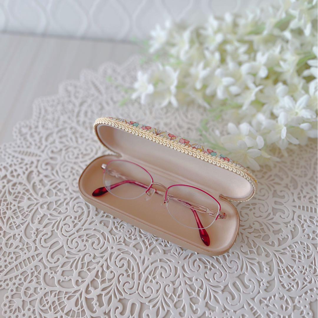 パステルカラーのメガネケース.ハードタイプ