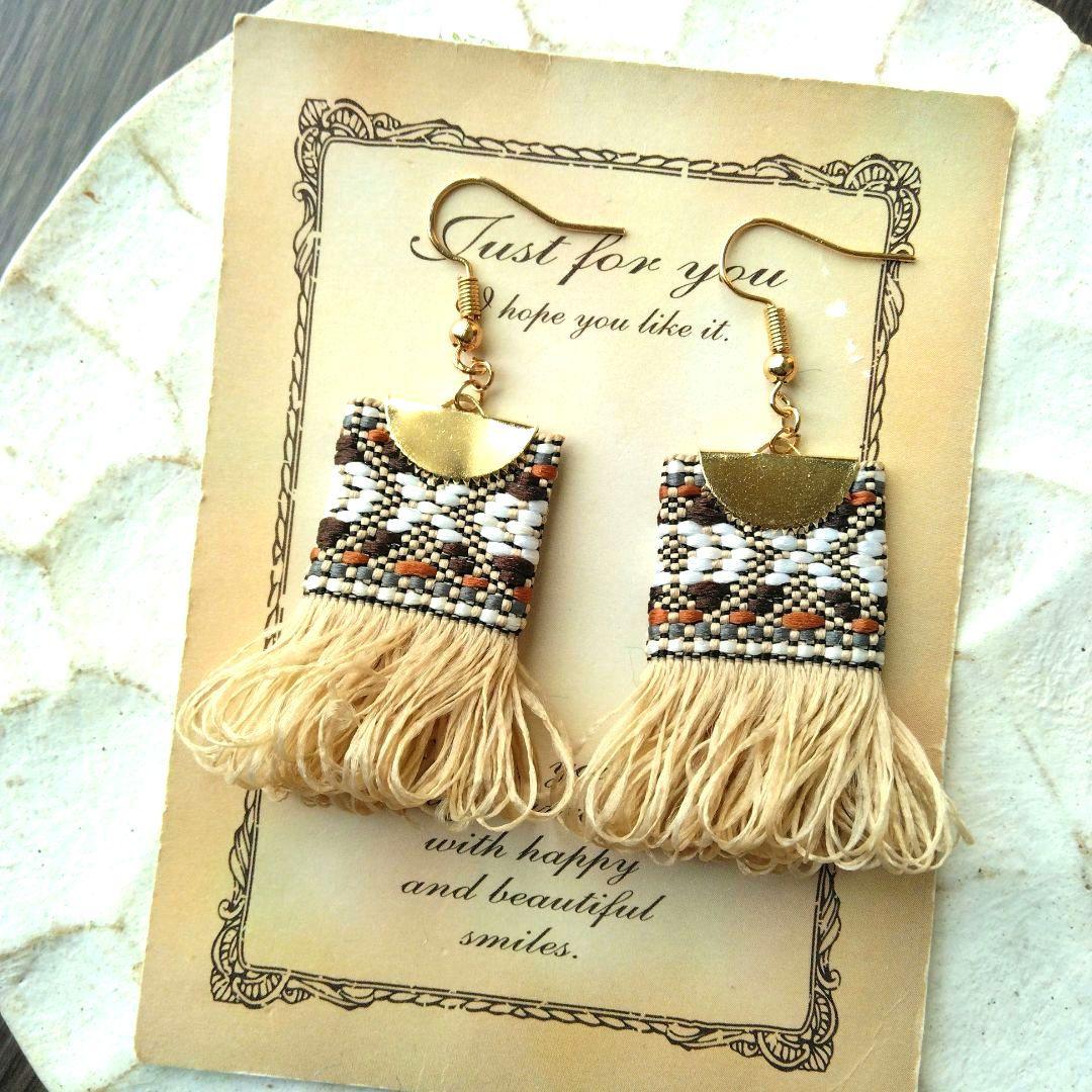 再45　フリンジ　ベージュ　ピアス　イヤリング　タッセル　オルテガ　ハンドメイド
