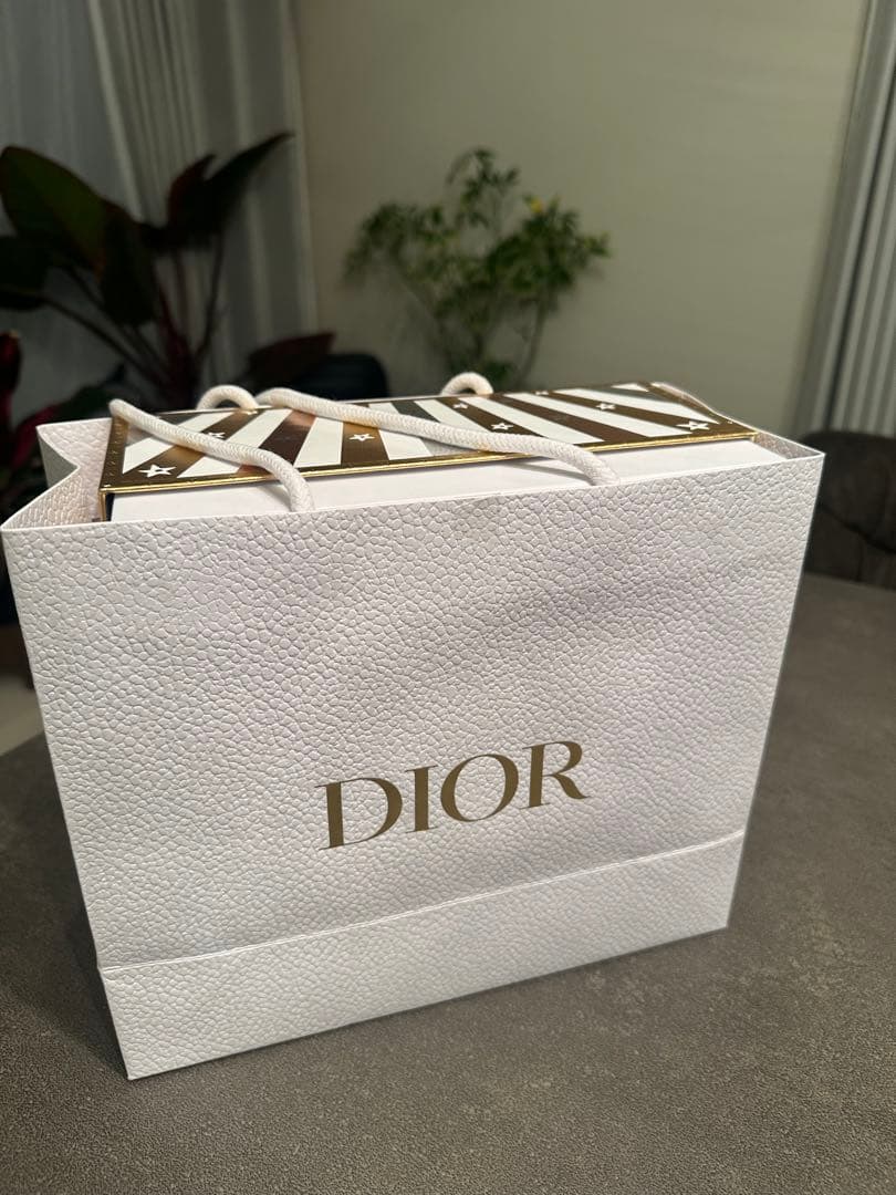 Dior ホリデー　2025 ギフトボックス付き