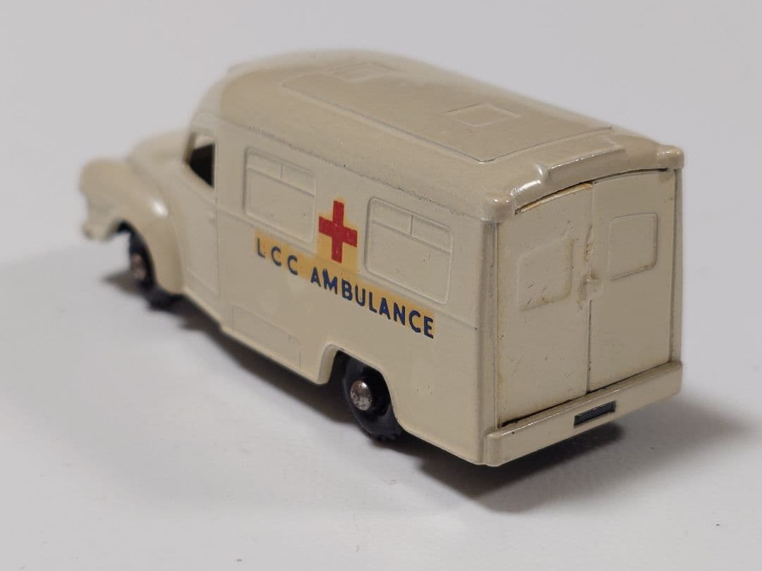 MATCHBOX 　No.14 　LOMAS AMBULANCE
