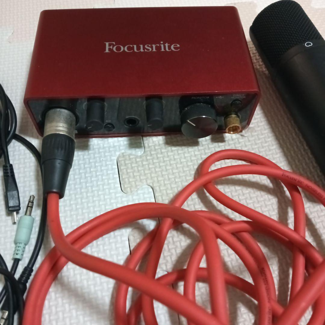 Focusrite Scarlett オーディオインターフェイス。
