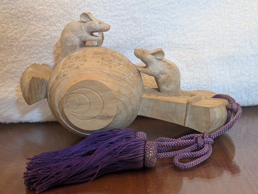 木彫りの打ち出の小槌とねずみの置物