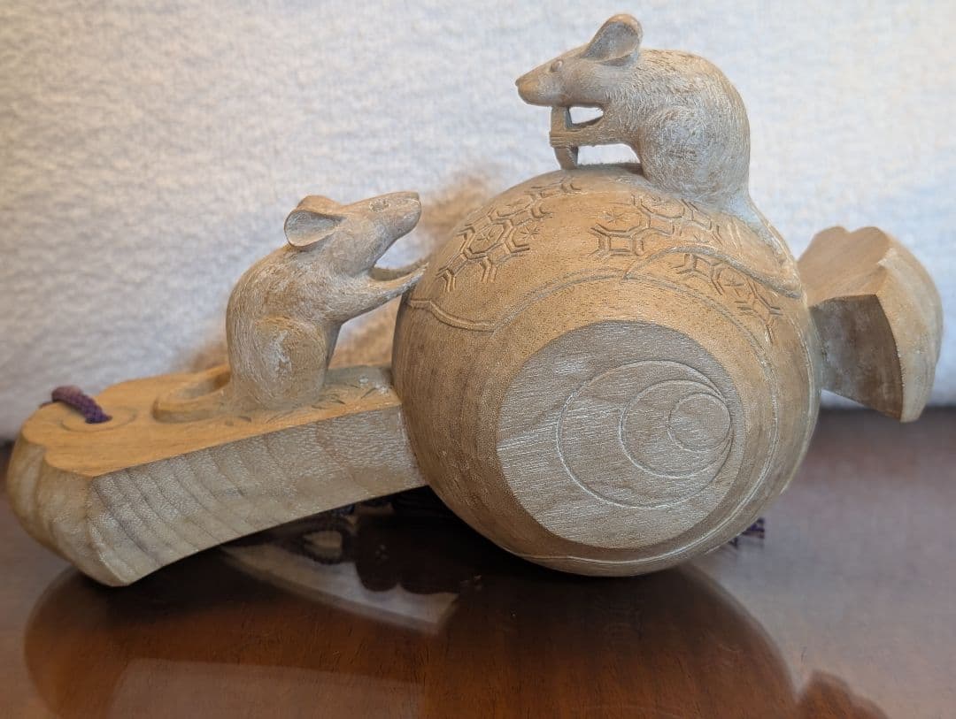 木彫りの打ち出の小槌とねずみの置物