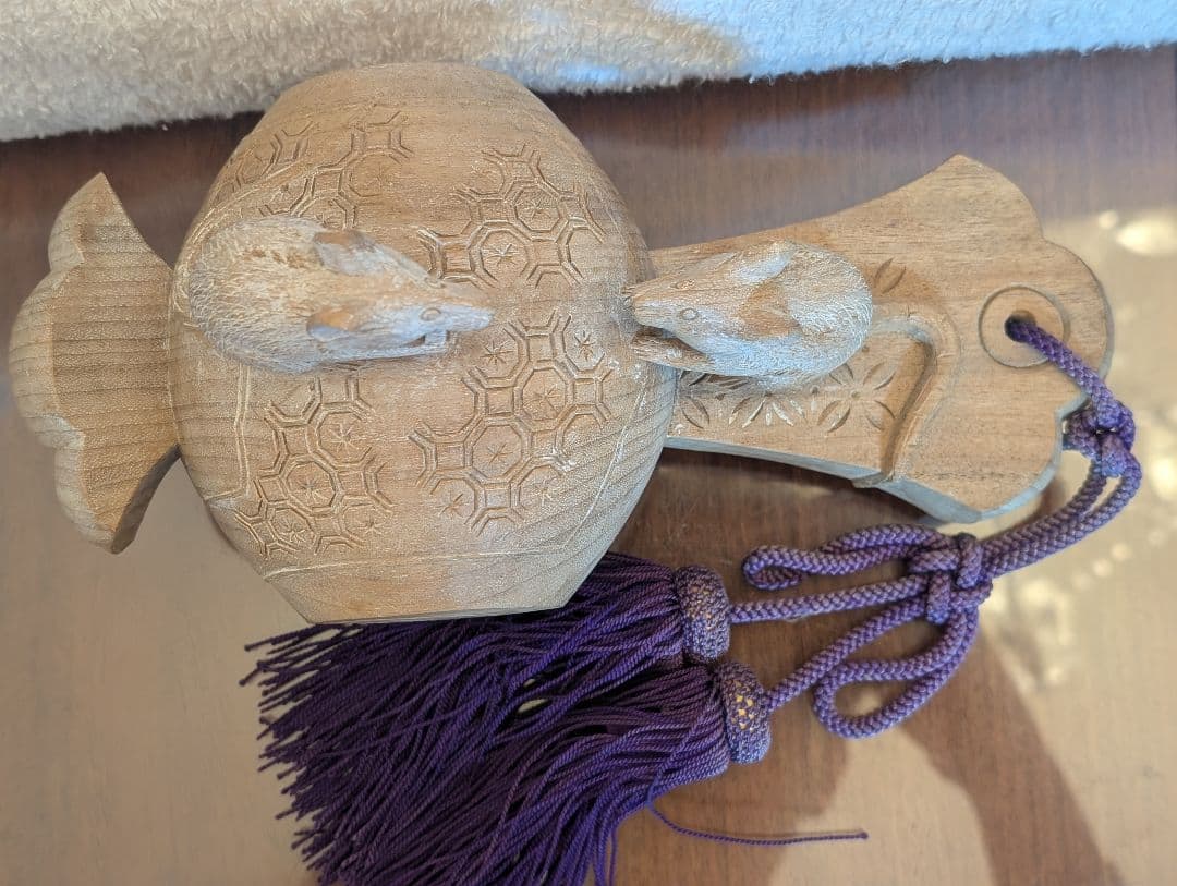 木彫りの打ち出の小槌とねずみの置物