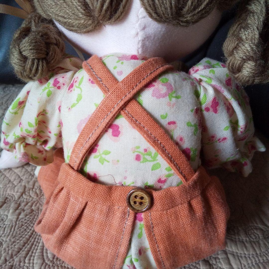 ステキなオレンジ色のエプロンを した らんちゃんです。 米山京子さん風