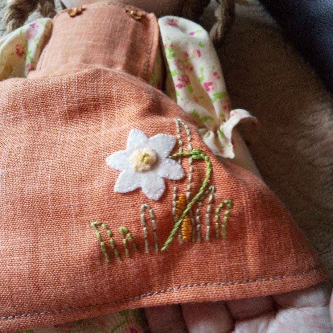 ステキなオレンジ色のエプロンを した らんちゃんです。 米山京子さん風