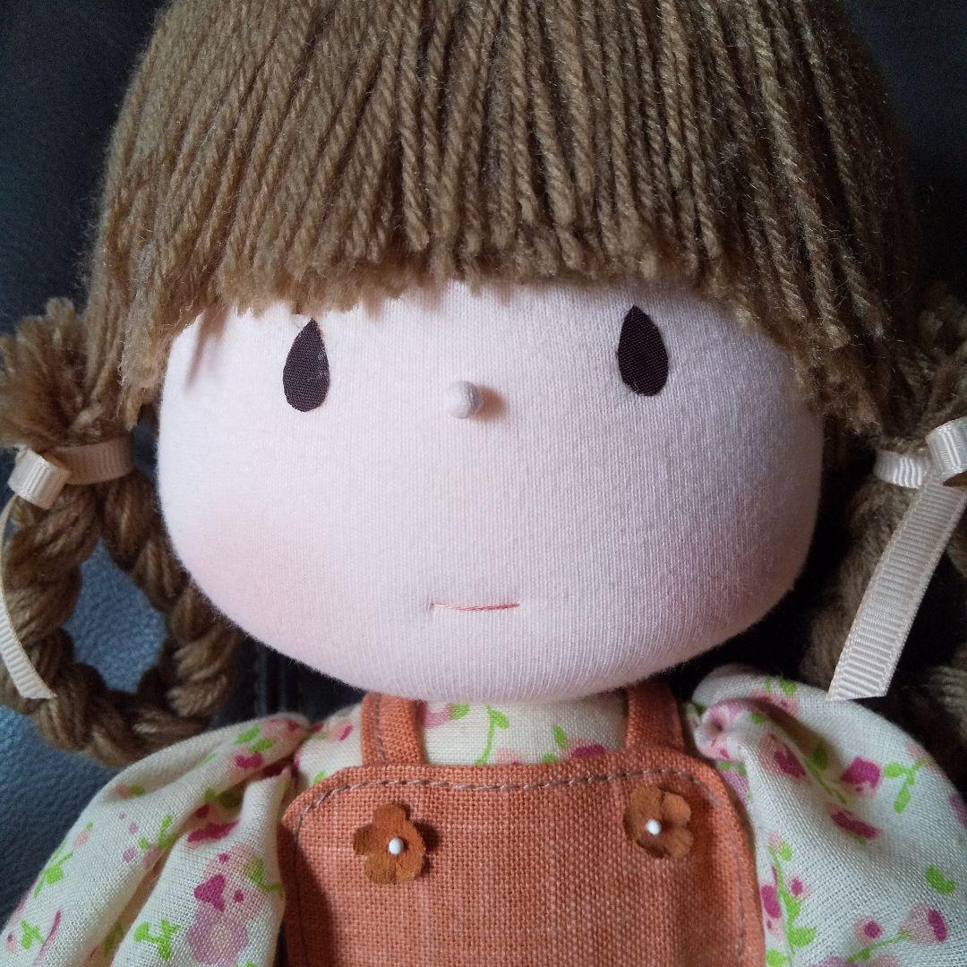 ステキなオレンジ色のエプロンを した らんちゃんです。 米山京子さん風