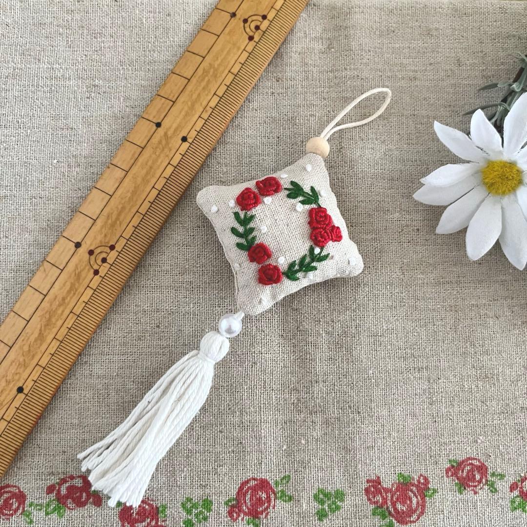 2311-40 タッセルスクエアサシェ 香り袋  クリスマスローズ ローズリース