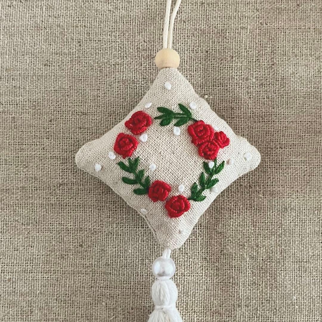 2311-40 タッセルスクエアサシェ 香り袋  クリスマスローズ ローズリース