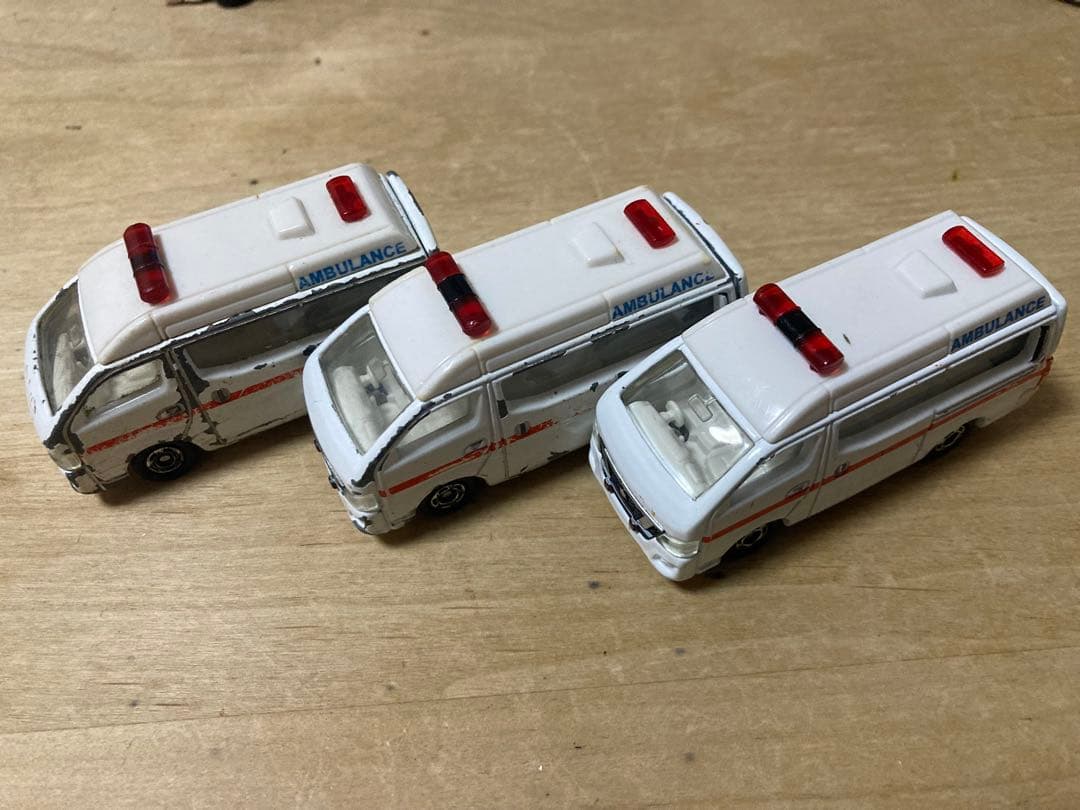 トミカ 日産NV350キャラバン パラメディック救急車3台まとめセット