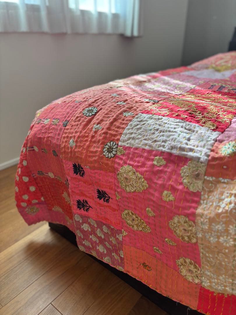 【サーモンピンク系】ラリーキルト　インド刺繍　カンタ　ヴィンテージ　マルチカバー