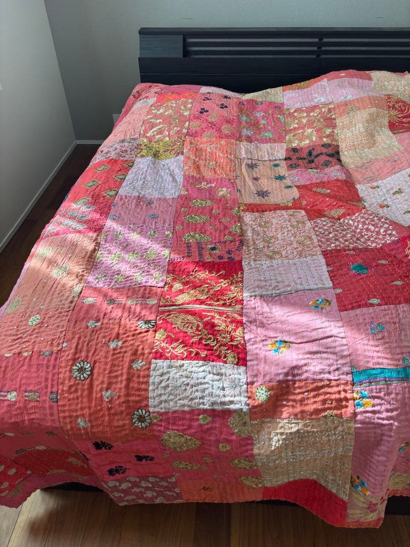 【サーモンピンク系】ラリーキルト　インド刺繍　カンタ　ヴィンテージ　マルチカバー