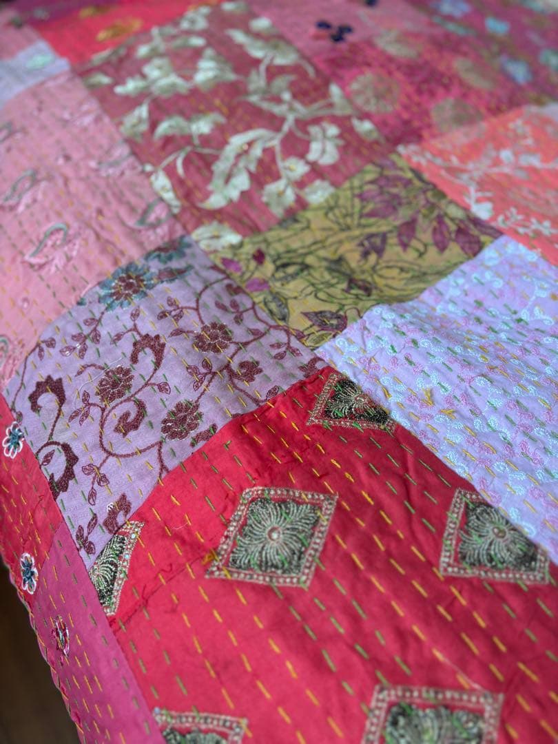 【サーモンピンク系】ラリーキルト　インド刺繍　カンタ　ヴィンテージ　マルチカバー