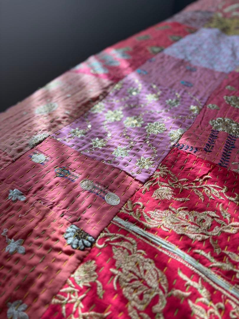 【サーモンピンク系】ラリーキルト　インド刺繍　カンタ　ヴィンテージ　マルチカバー