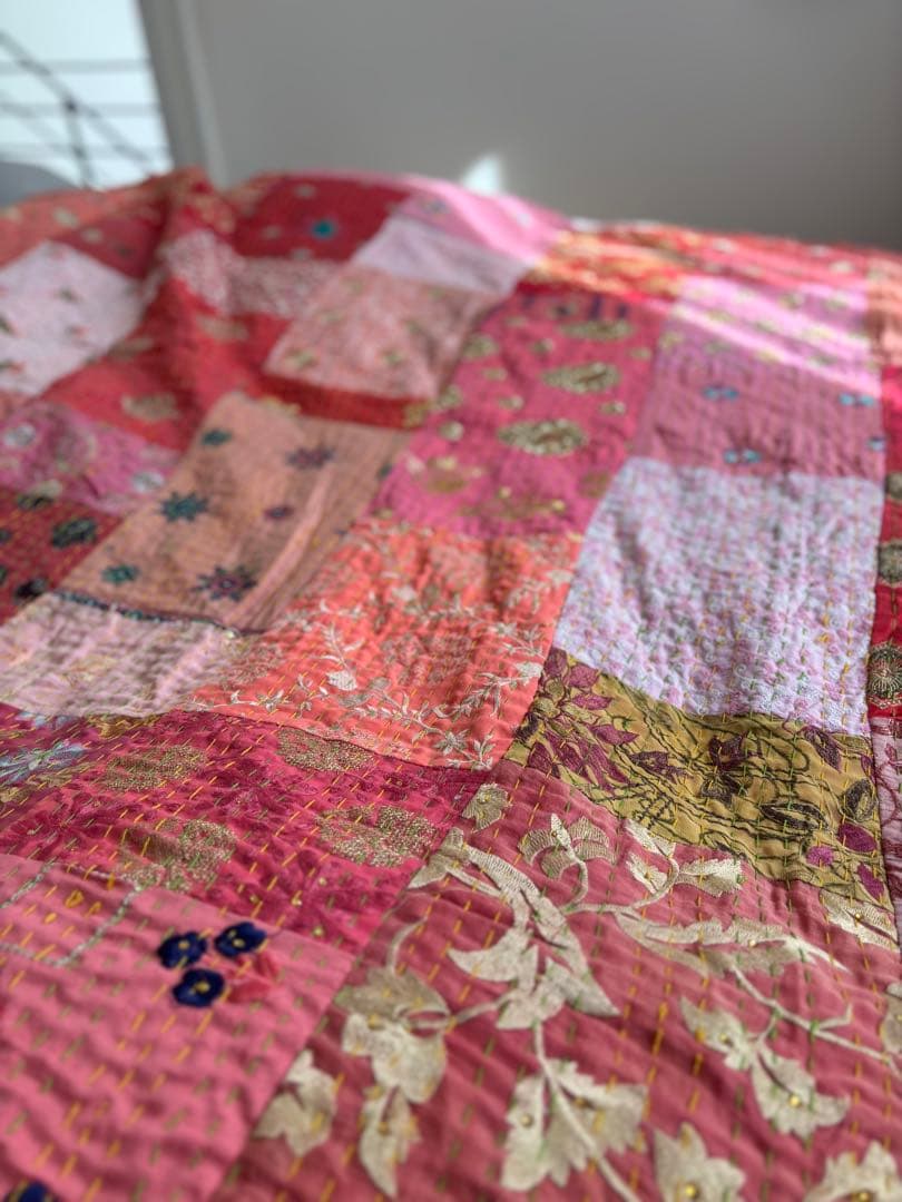 【サーモンピンク系】ラリーキルト　インド刺繍　カンタ　ヴィンテージ　マルチカバー