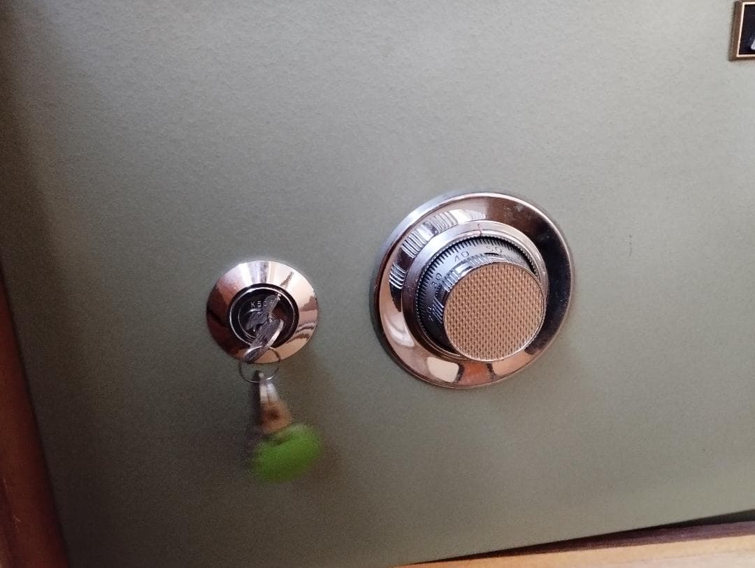 ダイヤル式 耐火金庫 クラウン 収納家具付