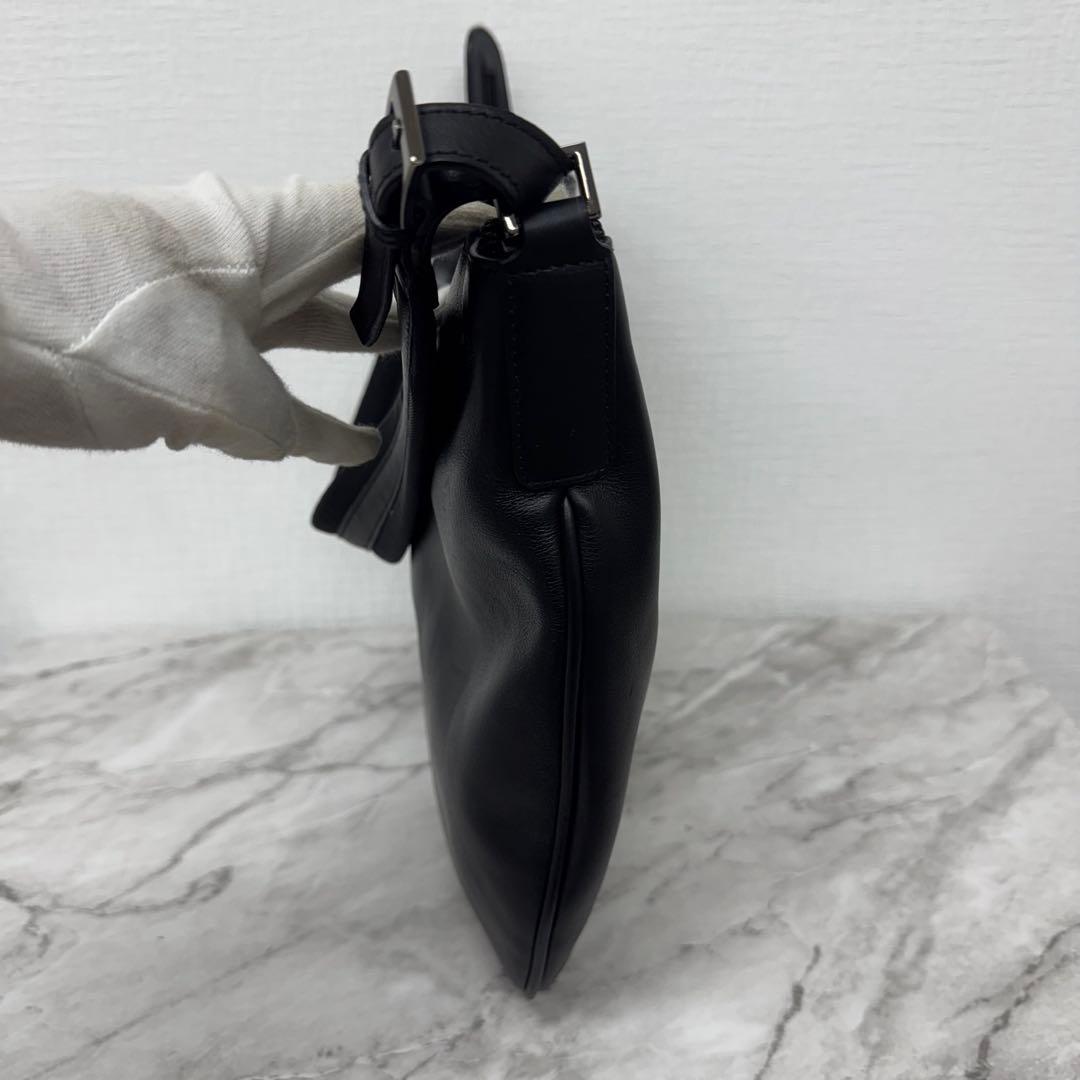 ✨GUCCI✨グッチ✨ブラック✨レザー✨ロゴエンボス✨セミショルダーバッグ✨