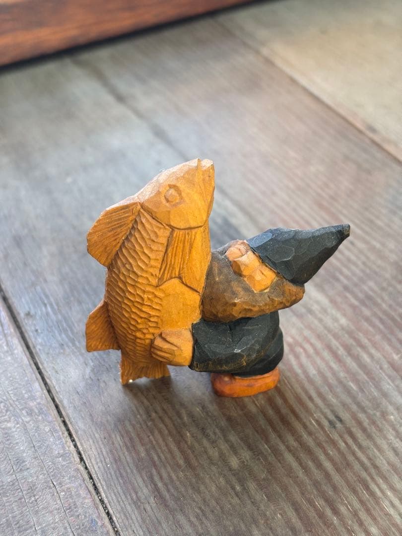 藤岡孝一 木彫 ポルックス 小人 魚を抱える小人 b 北海道作家 彫刻