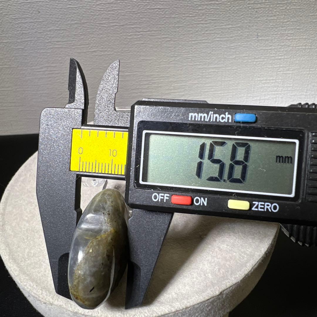 希少色 ハート ラブラドライト 握り石 誕生石 パワー置物 台座付き(30