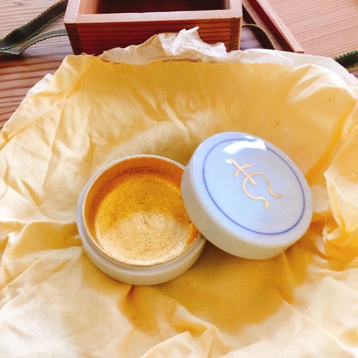 《白磁乙丑 香合》